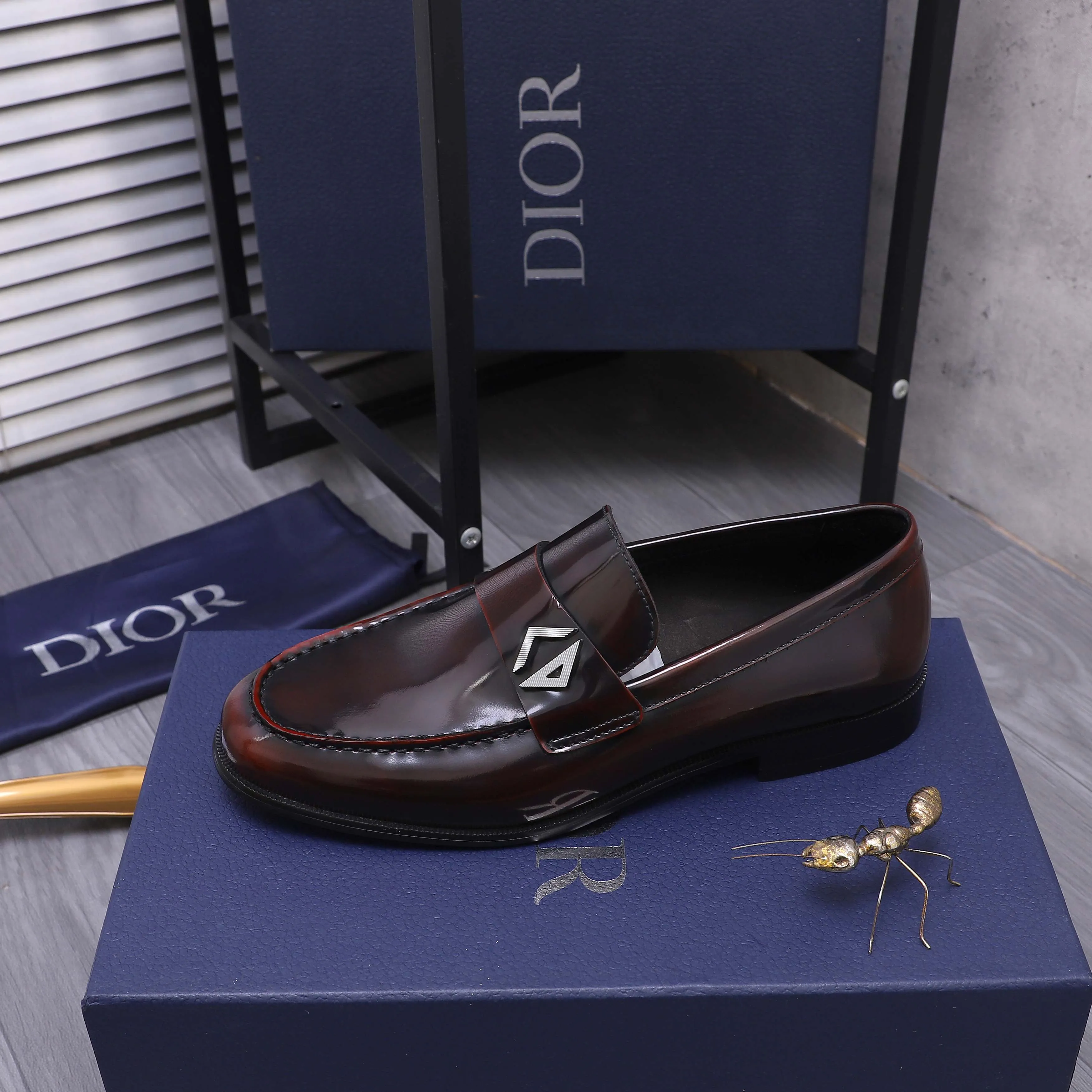 Men's shoes 💰580 Product trademark: Dior "Dior" formal business leather shoes Regular size: 39-45 (45 is custom-made and non-returnable) Product materials: Selected color-brushed pearlescent cowhide upper, cowhide lining, original outsole